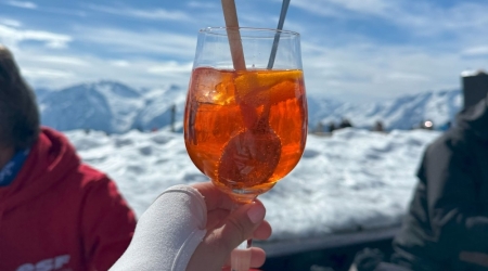 Glas Aperol Spritz tijdens de wintersportvakantie.